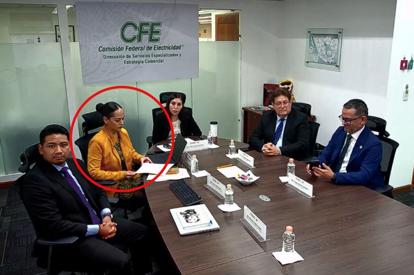 SerchRincon's tweet photo. Ana Isabel Ledesma Nebradt pasó de gestionar el parque vehicular y el fotocopiado, a la jefatura de administración y finanzas de @CFEmx, con un sueldo de 151 mil pesos. 

El asceso se habría dado con ayuda de su pareja, el director Juan Cuevas Villagómez.

@MarioMal https://t.co/AXNTk0f2Zu