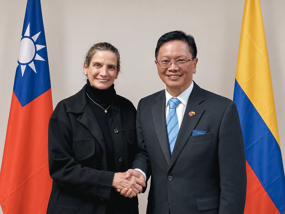 CP_SigloXXI's tweet photo. 🇨🇴🤝🇹🇼 En el conversatorio Colombia–Taiwán, nuestra presidenta, María Elisa Uribe Vegalara, sostuvo un encuentro con el representante de Taiwán en Colombia

Un espacio para fortalecer el diálogo y abrir nuevas posibilidades de cooperación
#ColombiaTaiwán #CooperaciónInternacional https://t.co/W7XSmicBBl