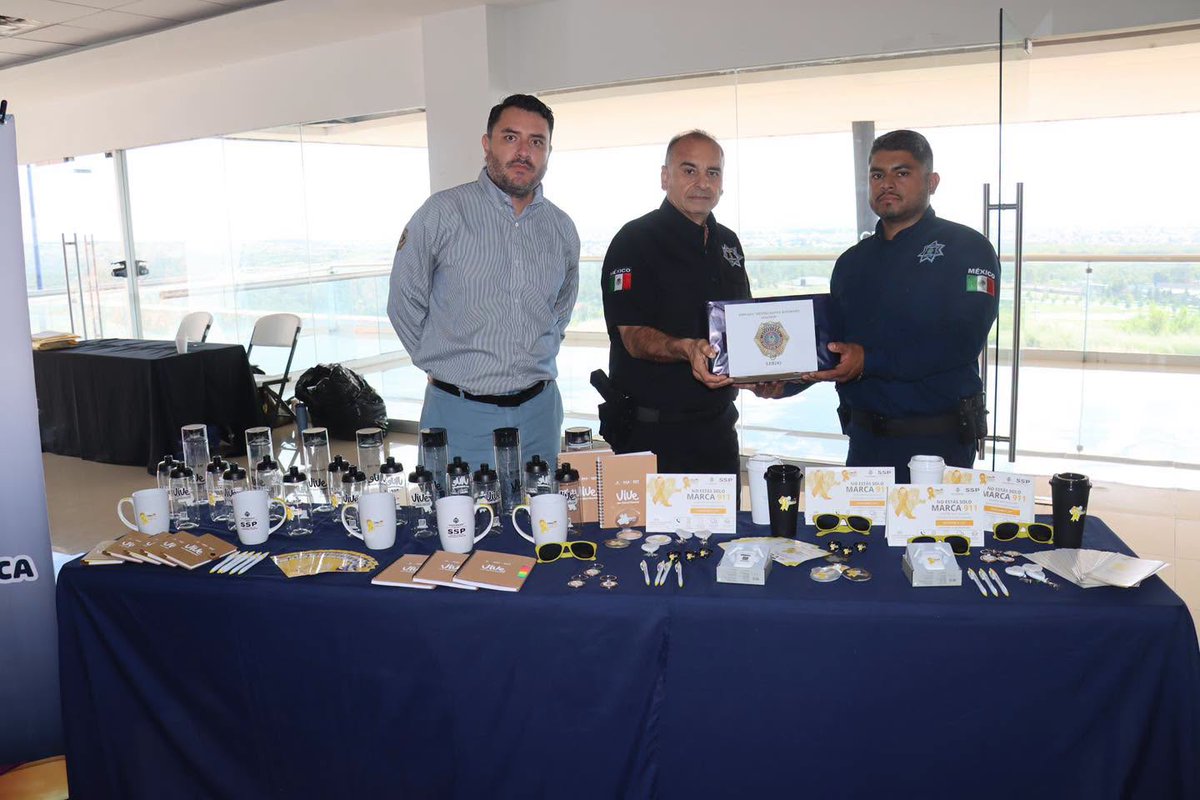sspdgo's tweet photo. 1) Elementos de #MandosCoordinados de 38 municipios del Estado de #Durango, recibieron capacitación  por parte de  la Secretaría de  Seguridad Pública a través del Programa #LíneaAmarilla, brindándoles cursos de prevención del suicidio “Mentes Sanas Entornos Seguros”, https://t.co/v7gxbOvDce
