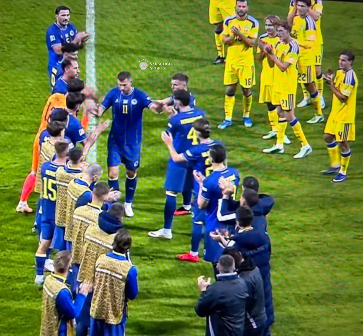 BosniaNTBall's tweet photo. Shout out to the Swedish players and Swedish FA for being class and honoring Edin Dzeko also!🇧🇦💛💙🇸🇪 https://t.co/mODWanQoGA