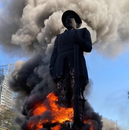 O_Papo_'s tweet photo. 🚨🆙 SAMARA MARTINS (UP 80) PROMETE DERRUBAR MONUMENTOS DE ESCRAVISTAS E DITADORES

A proposta está no programa de governo da candidata à Presidência e prevê substituir essas homenagens por nomes de “heróis explorados e oprimidos”.

A iniciativa faz parte de um conjunto de medidas de reparação histórica e promete reacender o debate sobre quem merece ser homenageado nos espaços públicos brasileiros.