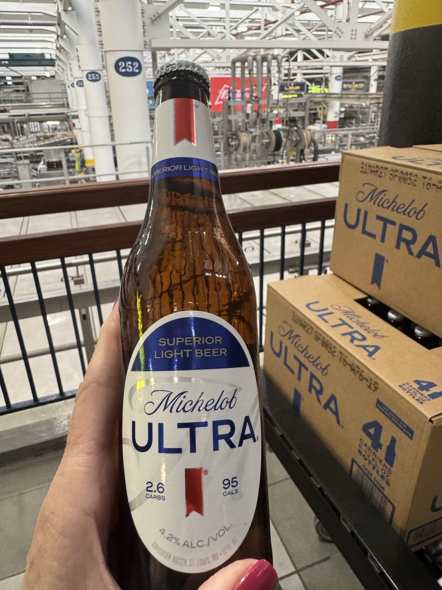 Jan812314's tweet photo. Of course, no Anheuser Busch brewery tour would be the same without free samples at the end. Plus, a bottle right off the bottling line to take home!

It doesn’t get much fresher than this!  I’m so glad I got to do this tour!

Cheers! 🍻
#AnheiserBusch
#ThisBudsForYou 
#StLouis https://t.co/hyFiHf8boL