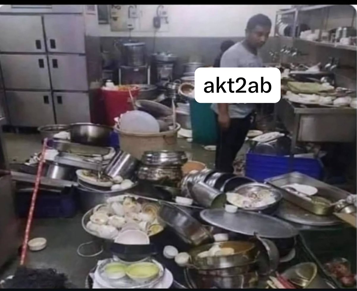 __akt2ab's tweet photo. انا بالمطبخ بعد ماجربت وصفة

اکل شفتها عالنت https://t.co/rbUrX7ICcN