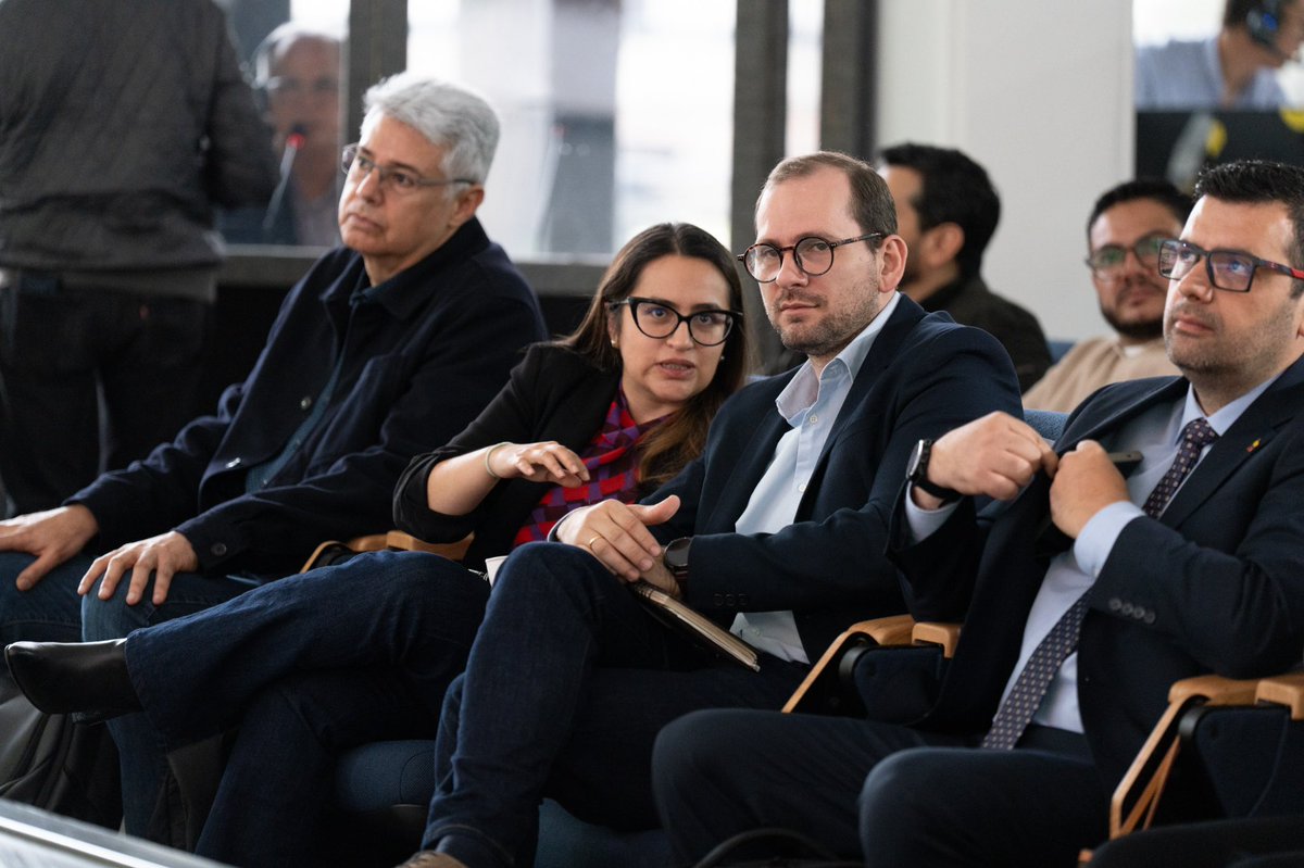 MinAmbienteCo's tweet photo. El @MinambienteCo acompañó la presentación del informe EVOA 2025, elaborado por el Gobierno nacional y la Oficina de las Naciones Unidas contra la Droga y el Delito (UNODC).

En el espacio participaron el viceministro de Políticas y Normalización Ambiental, Gustavo Guerrero, y el director de Asuntos Ambientales Sectorial y Urbana (DAASU), Daniel Gómez Cure, @DanielGomezCure.

📊 El informe identificó 118.410 hectáreas con evidencia de explotación de oro de aluvión, un 4,5 % más que en 2024. Además, la EVOA en tierra dentro del Sistema de Parques Nacionales Naturales aumentó 153 % entre 2023 y 2025.

Estos datos aportan evidencia clave para fortalecer las respuestas institucionales frente a las presiones sobre los ecosistemas y territorios del país 🇨🇴.