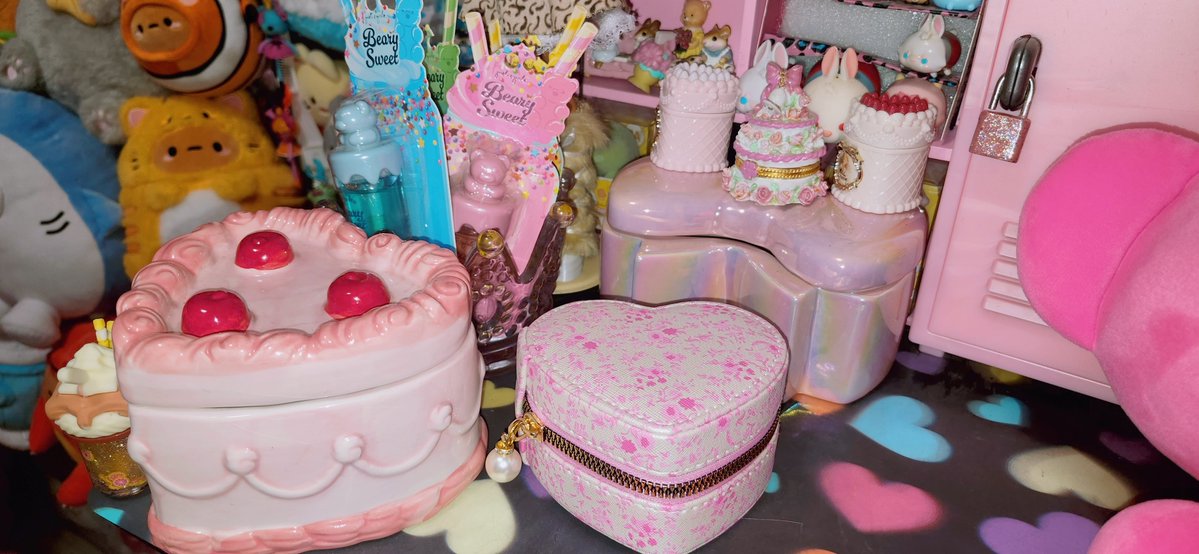 Miichel701's tweet photo. #heart #hearts #heartcase #Containers #girly #heartContainers #case #heartcase #heartbox #heart #coquette #imjustagirl #trinketbox #JewelryBox #decor #aesthetic #kawaii #collectibles #collector #pink #collection #heartthings #heartshape #travel #traveljewerlrybox #pinkleather https://t.co/QJCBw89bPZ