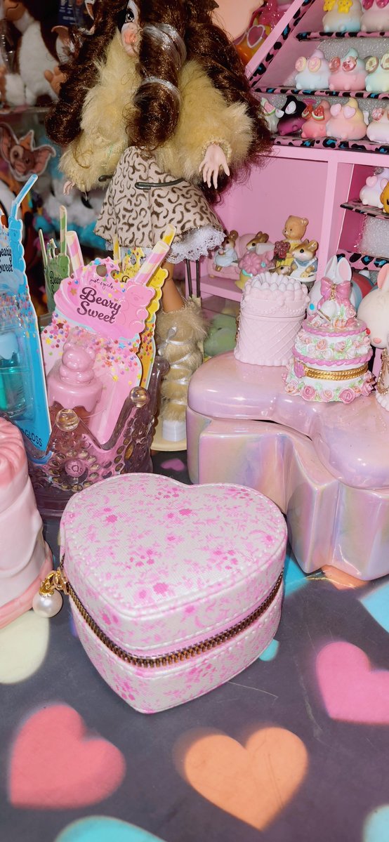 Miichel701's tweet photo. #heart #hearts #heartcase #Containers #girly #heartContainers #case #heartcase #heartbox #heart #coquette #imjustagirl #trinketbox #JewelryBox #decor #aesthetic #kawaii #collectibles #collector #pink #collection #heartthings #heartshape #travel #traveljewerlrybox #pinkleather https://t.co/QJCBw89bPZ