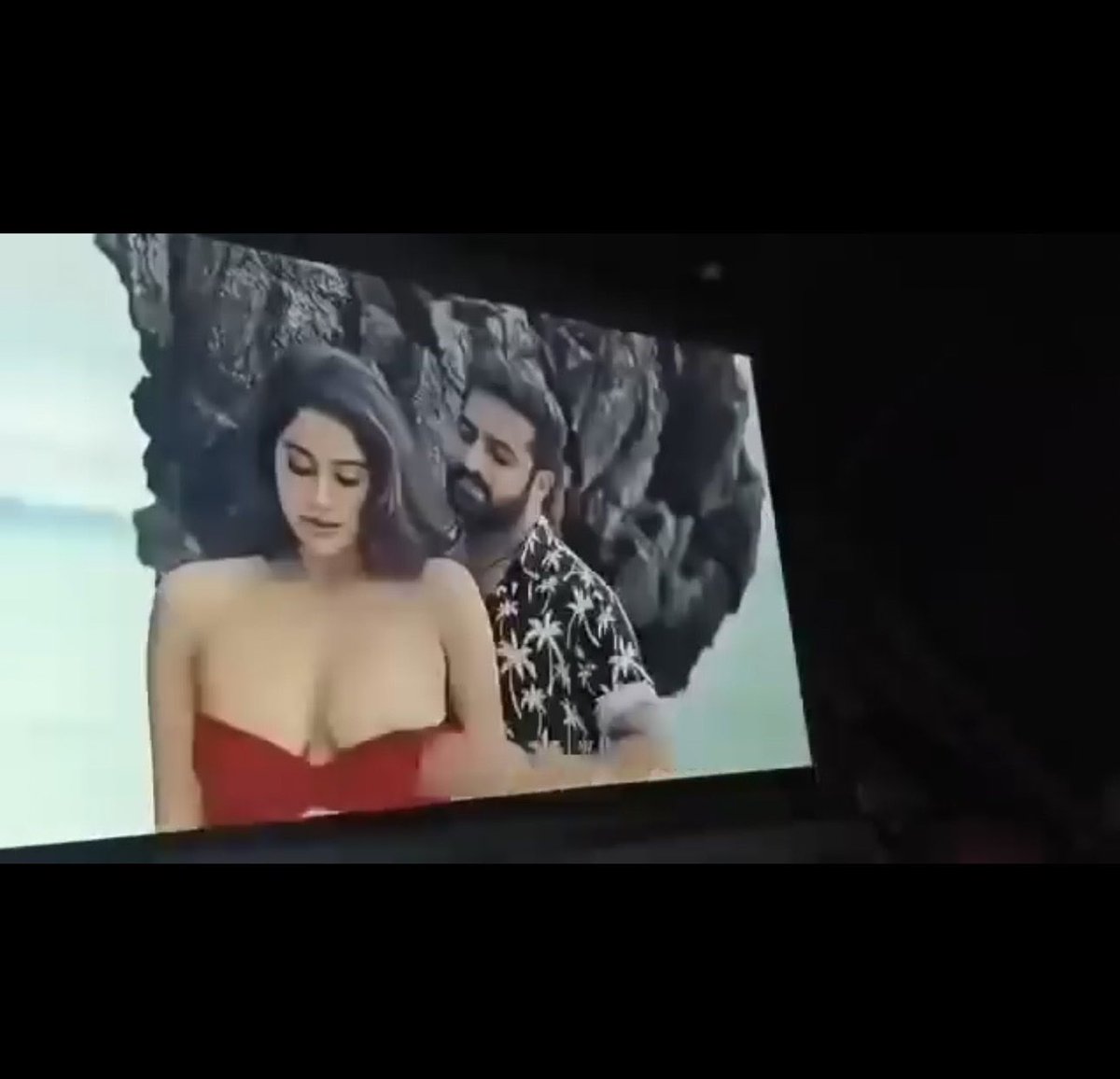 NTRCULT1497's tweet photo. Full video vundi.follow and dm me

#Chuttamalle
#Devara
#JanhviKapoor https://t.co/cJhuoJ581I