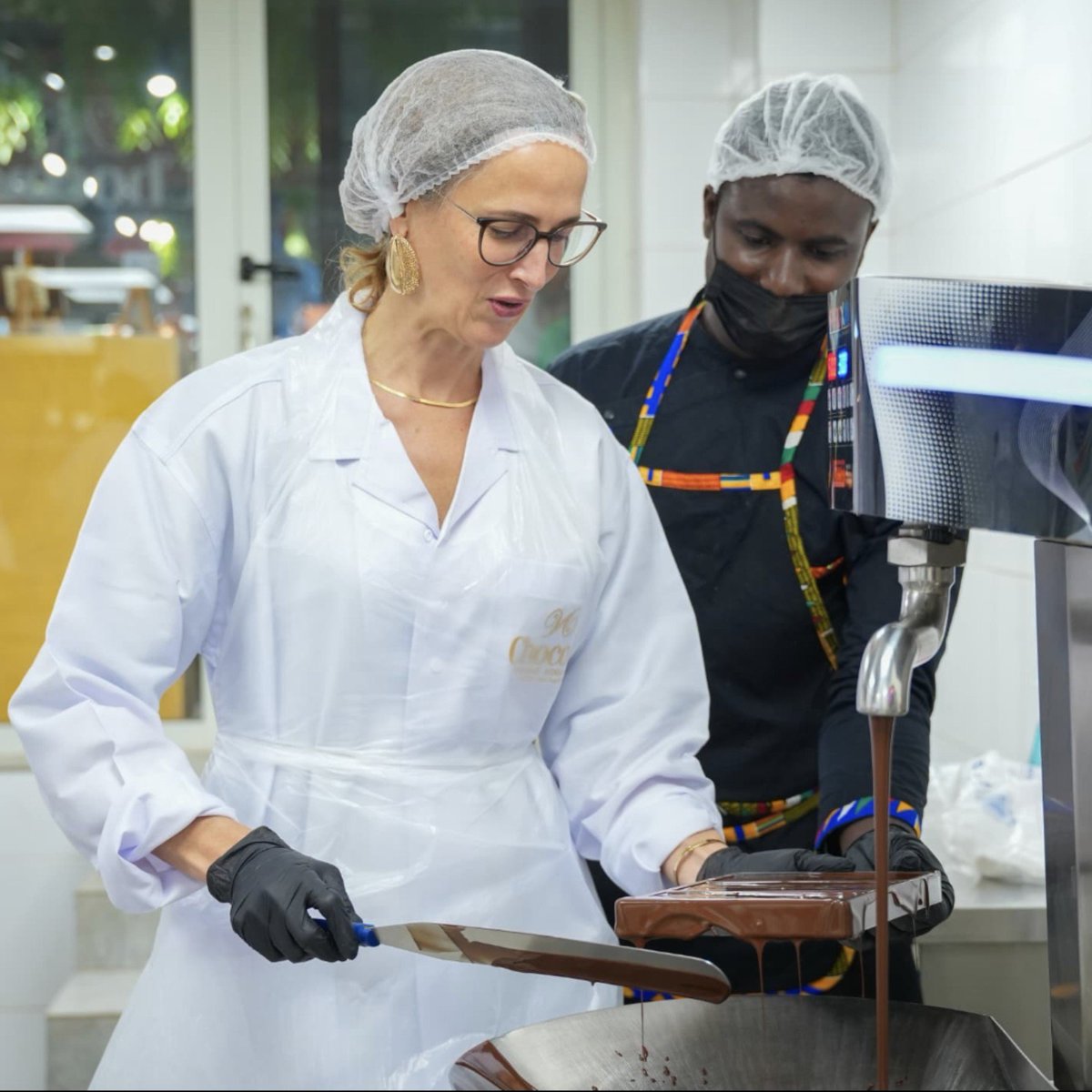belgiumabidjan's tweet photo. 🌳👉🍫 Inspirée par l'histoire de Viviane Kouame, artisan maître chocolatier qui maîtrise toute sa chaîne de production!
Et fière d'avoir réalisé mes propres tablettes de #chocolat🇨🇮 avec #attieke, #piment 🌶️ & pointe de sel 😋
#ChocoVi #cacao #transformationlocale
@UNDP https://t.co/lVRnivLbiO