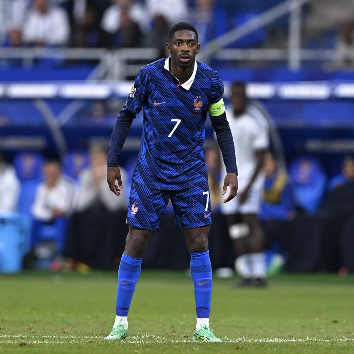 ActuFoot_'s tweet photo. 🚨 Daniel Riolo 🇫🇷 : « LE DEMBÉLÉ 🇫🇷 DU PSG, ON NE L’AURA PAS (en Équipe de France). ❌ 

Ce n’est pas le même jeu. À un moment, je le cherchais, je ne savais pas où il était.

Honnêtement est-ce que Dembélé hors de cette équipe c’est un scandale ? Je trouve qu’il y a mieux que lui en Équipe de France.

Force est de constater qu’en sélection, IL N’Y ARRIVE PAS ! » 😬

🎙️ @AfterRMC