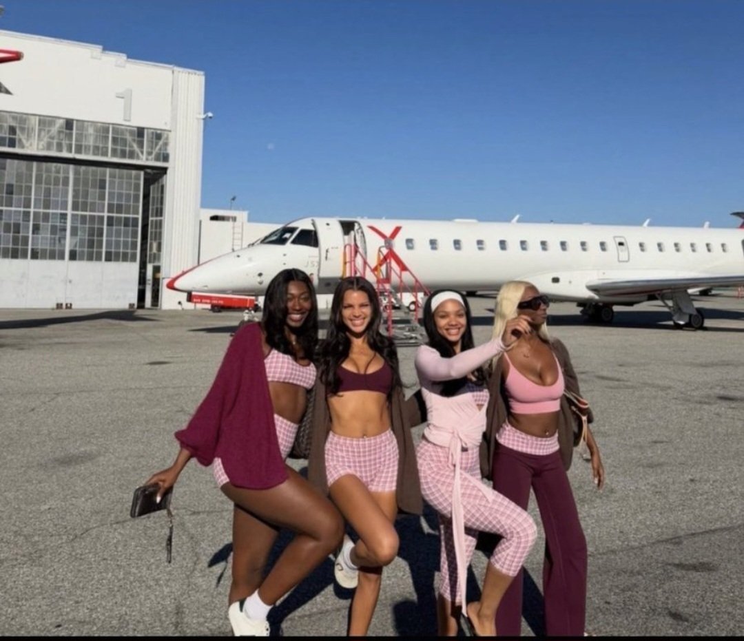 ChelleyykO's tweet photo. Core 4😍
#kayda #melanie #aniya #trinity #core4 #liusa https://t.co/hzfBZt3tY6