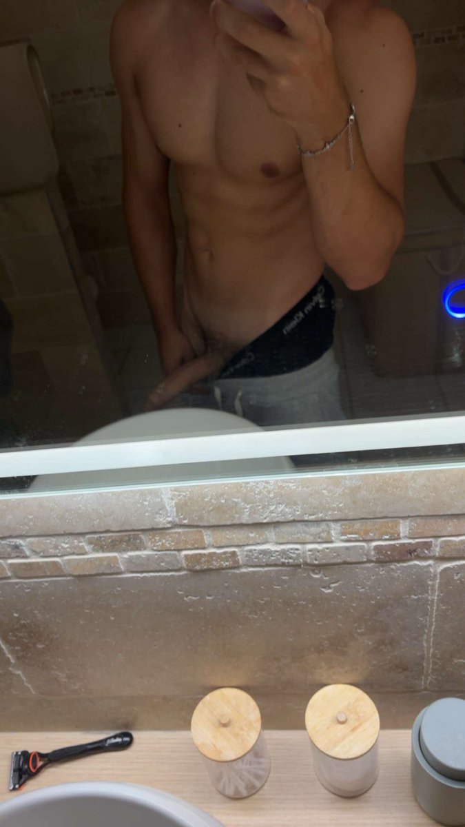 evan12influ's tweet photo. Les salope vous êtes où montrer votre gros cul en prv je vous la met https://t.co/BKP2wzwqFo