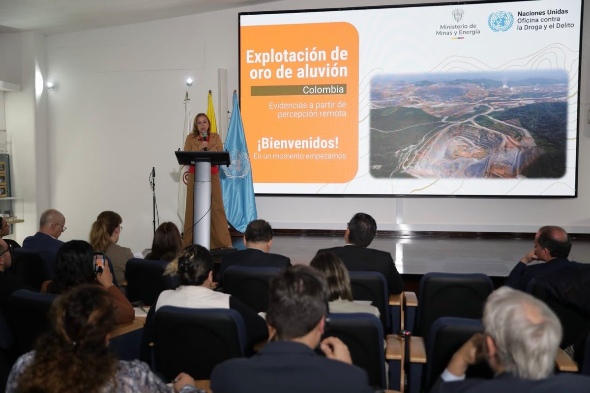 MinAmbienteCo's tweet photo. El @MinambienteCo acompañó la presentación del informe EVOA 2025, elaborado por el Gobierno nacional y la Oficina de las Naciones Unidas contra la Droga y el Delito (UNODC).

En el espacio participaron el viceministro de Políticas y Normalización Ambiental, Gustavo Guerrero, y el director de Asuntos Ambientales Sectorial y Urbana (DAASU), Daniel Gómez Cure, @DanielGomezCure.

📊 El informe identificó 118.410 hectáreas con evidencia de explotación de oro de aluvión, un 4,5 % más que en 2024. Además, la EVOA en tierra dentro del Sistema de Parques Nacionales Naturales aumentó 153 % entre 2023 y 2025.

Estos datos aportan evidencia clave para fortalecer las respuestas institucionales frente a las presiones sobre los ecosistemas y territorios del país 🇨🇴.