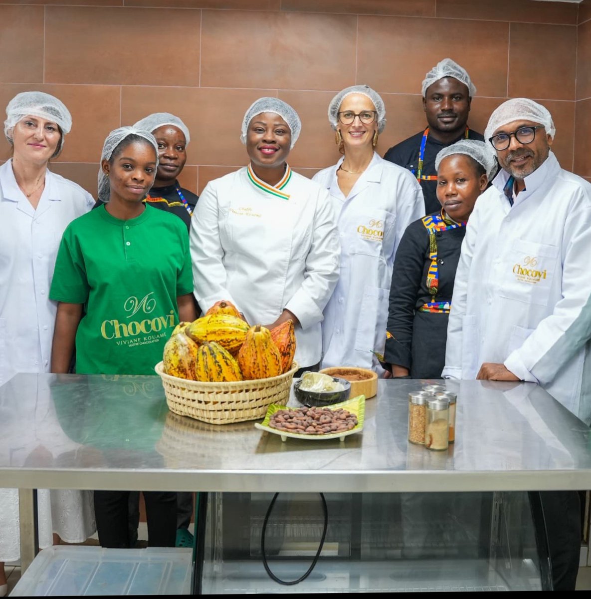 belgiumabidjan's tweet photo. 🌳👉🍫 Inspirée par l'histoire de Viviane Kouame, artisan maître chocolatier qui maîtrise toute sa chaîne de production!
Et fière d'avoir réalisé mes propres tablettes de #chocolat🇨🇮 avec #attieke, #piment 🌶️ & pointe de sel 😋
#ChocoVi #cacao #transformationlocale
@UNDP https://t.co/lVRnivLbiO