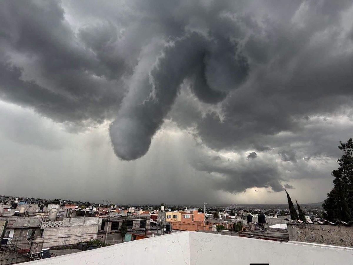 H3rson22's tweet photo. ¡No salgan!⚠️ Ahí viene un vergazo de agua 🌧️ 🫪😂😂😂😂 https://t.co/QyvDgyaN02