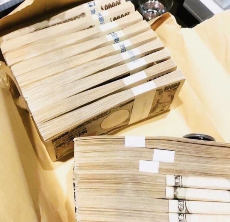 Kizuki7m's tweet photo. もし今日、300万円が突然あなたの口座に入ったら…💴

生活は楽になると思いますか？

① はい、かなり楽になる
② いいえ、あまり変わらない https://t.co/6JorjujVfZ