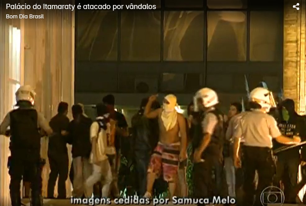 sensoinc's tweet photo. Parece ocorrer em Brasília uma situação análoga à de junho de 2013, que citei em meu livro: ameaças de violência em prédios que não são considerados parte do território brasileiro.

Há 13 (!) anos, vândalos (a tal "minoria de") invadiu o Itamaraty nos protestos que começaram com preço da passagem de ônibus. O que o Ministério das Relações Exteriores tem a ver? Por que não o Ministério da Justiça, ali do lado?

É justamente o eixo central do meu livro: movimentos de massa (cf. Elias Canetti, Eric Hoffer, Ortega y Gasset etc) promovem o caos esperando a resposta das autoridades. É justamente quando um movimento se torna uma revolução, acusando a ordem institucional vigente de truculência. Por isso meu livro é contra a invasão de prédios públicos, mesmo com Dilma Rousseff lá dentro.

O Itamaraty seria estratégico em 2013, sendo um prédio diplomático. Não se alegaria mais uma "disputa" com a Polícia Militar: quem faz a segurança do Itamaraty é a Polícia Federal. A alavancagem do movimento seria estupenda, literalmente, do dia para a noite. Uma revolução não ocorreu no país apenas por algumas vidraças de distância.

Hoje, exatamente os 5 países da Five Eyes Alliance (EUA, Canadá, Reino Unido, Austrália e Nova Zelândia) fecharam as embaixadas com informações sobre o risco de atentados terroristas. A Alemanha também emitiu alerta sobre viagens ao Brasil. Israel e Argentina são esperados para os próximos dias.

Imagine se houver um atentado, geralmente de leve potencial ofensivo - mas o suficiente para causar pânico - contra uma embaixada americana - e um agente americano atua não dentro da embaixada, mas fora do prédio, em solo brasileiro, no fim-de-semana de uma eleição?

Não existe deixa mais perfeita para anular a eleição e alegar interferência estrangeira, gritando a nova palavrinha mágica para ser repetida pelo rebanho: "soberania".