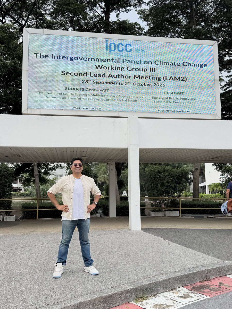 dmoyaec's tweet photo. La Segunda Reunión de Autores Principales, Second Lead Author Meeting #LAM2, del Séptimo Informe de Evaluación del @IPCC_CH, #AR7, #WGIII, ha concluido.

Para mí, formar parte de esta evaluación no es una coincidencia. Refleja más de dos décadas de aprendizaje y colaboración con gobiernos, industria e instituciones de investigación.

Mi trayectoria me ha llevado desde la 🇪🇨 Amazonía ecuatoriana, donde nací, hasta 🇦🇺 Australia para mis estudios de Master’s, el 🇬🇧 Reino Unido para mi PhD y donde hoy es hogar para mí, mi esposa y nuestros dos hijos.

Cada lugar ha dado forma a mi comprensión de los desafíos prácticos de la energía, el desarrollo y la mitigación climática en realidades diferentes.

Los Lead Authors del IPCC no realizan investigación nueva. Su función es evaluar la literatura científica, técnica y socioeconómica publicada de manera rigurosa y transparente. Es un proceso exigente, que reúne a autores con distintas disciplinas, idiomas, culturas, experiencias profesionales y perspectivas.

Estas diferencias no son obstáculos que debamos evitar. Cuando se abordan con respeto, evidencia y apertura, fortalecen la evaluación y ayudan a reflejar las realidades de una transición energética justa, resiliente y asequible, que no es igual entre países y es, en última instancia, heterogénea.

Agradezco la oportunidad de contribuir a título personal y desde mi capacidad científica, junto a colegas de todo el mundo.

#AR7 #WGIII #LAM2