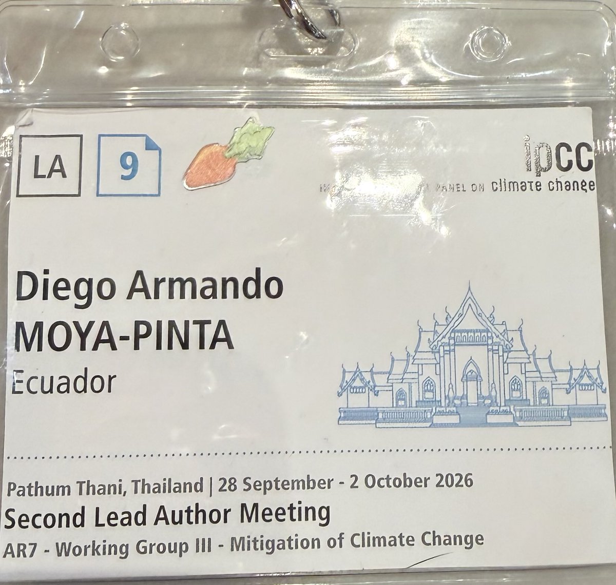 dmoyaec's tweet photo. La Segunda Reunión de Autores Principales, Second Lead Author Meeting #LAM2, del Séptimo Informe de Evaluación del @IPCC_CH, #AR7, #WGIII, ha concluido.

Para mí, formar parte de esta evaluación no es una coincidencia. Refleja más de dos décadas de aprendizaje y colaboración con gobiernos, industria e instituciones de investigación.

Mi trayectoria me ha llevado desde la 🇪🇨 Amazonía ecuatoriana, donde nací, hasta 🇦🇺 Australia para mis estudios de Master’s, el 🇬🇧 Reino Unido para mi PhD y donde hoy es hogar para mí, mi esposa y nuestros dos hijos.

Cada lugar ha dado forma a mi comprensión de los desafíos prácticos de la energía, el desarrollo y la mitigación climática en realidades diferentes.

Los Lead Authors del IPCC no realizan investigación nueva. Su función es evaluar la literatura científica, técnica y socioeconómica publicada de manera rigurosa y transparente. Es un proceso exigente, que reúne a autores con distintas disciplinas, idiomas, culturas, experiencias profesionales y perspectivas.

Estas diferencias no son obstáculos que debamos evitar. Cuando se abordan con respeto, evidencia y apertura, fortalecen la evaluación y ayudan a reflejar las realidades de una transición energética justa, resiliente y asequible, que no es igual entre países y es, en última instancia, heterogénea.

Agradezco la oportunidad de contribuir a título personal y desde mi capacidad científica, junto a colegas de todo el mundo.

#AR7 #WGIII #LAM2