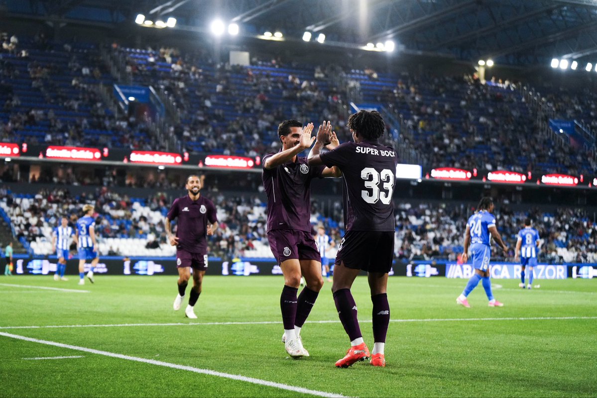 jjoaosouza06's tweet photo. Muito feliz por esse primeiro momento com a camisa do @FCPorto 💙 Bom teste durante a pausa, agora seguimos para os nossos objetivos da época! 🙏🏾 https://t.co/aHLAM99sAG