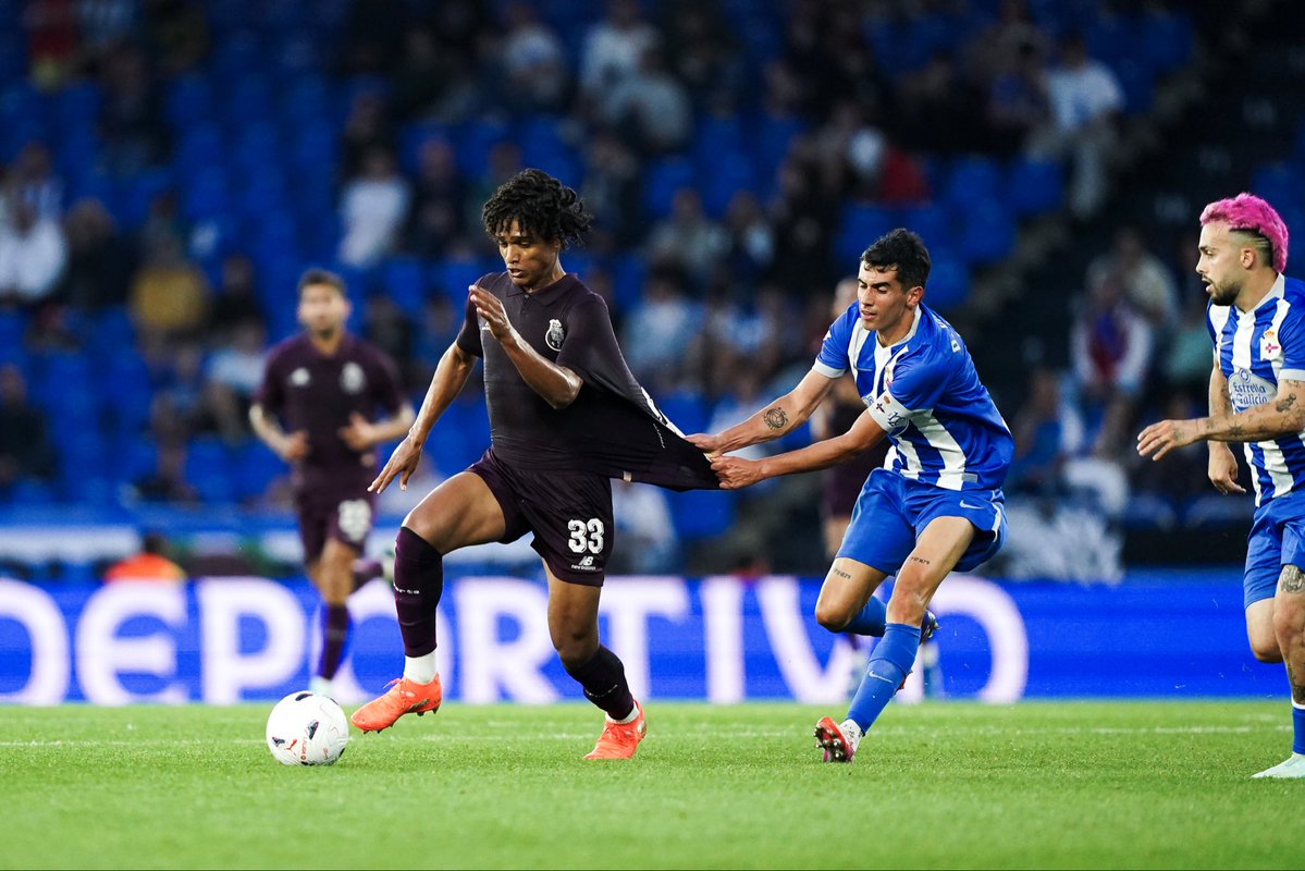 jjoaosouza06's tweet photo. Muito feliz por esse primeiro momento com a camisa do @FCPorto 💙 Bom teste durante a pausa, agora seguimos para os nossos objetivos da época! 🙏🏾 https://t.co/aHLAM99sAG