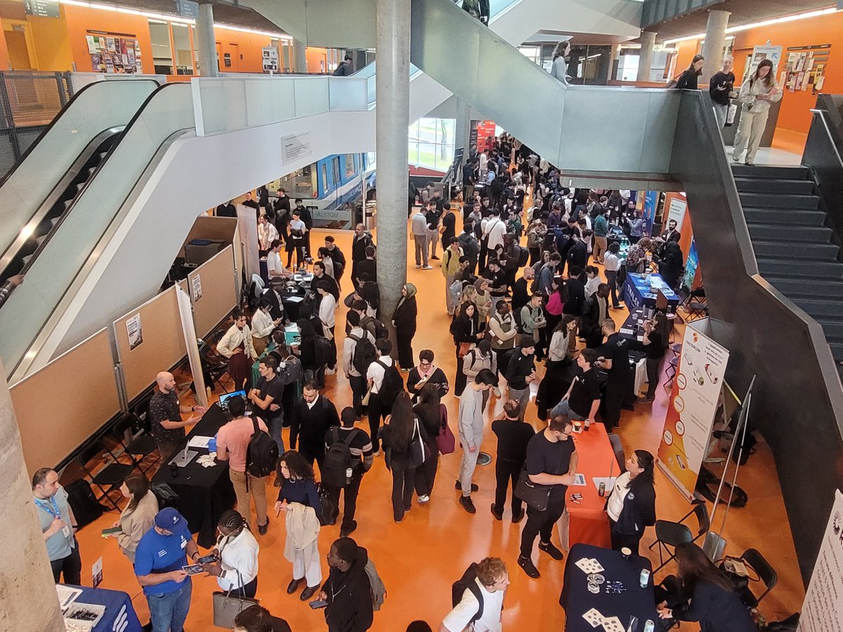 IVADO_Qc's tweet photo. 🎓 Plus de 1 000 étudiantes et étudiants inscrits et une journée riche en échanges entre des organisations à la recherche de talents et une relève soucieuse de faire avancer l'#IA au bénéfice de la société 🤝
Merci d'avoir fait de la #FoireIVADO un succès!
#stages #emplois https://t.co/tgP0i6orOc
