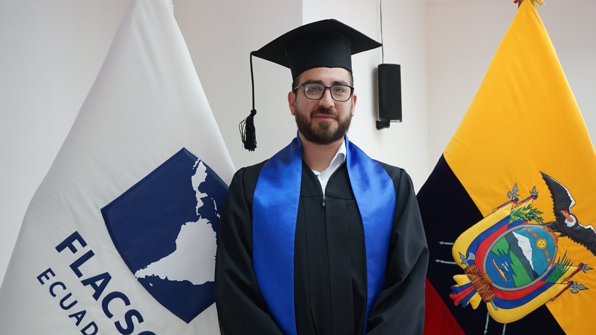 FLACSOec's tweet photo. 🎓👏 Felicitamos a Darío Toscano Torres, quien defendió su tesis del programa doctoral en Desarrollo Territorial con el trabajo académico titulado: “Territorialidades del siglo XXI: repensando el sacrificio territorial en la edad digital desde un enfoque antropológico. El caso de la megaminería en Ecuador”. La tesis fue dirigida por Gustavo Durán, profesor investigador de FLACSO Ecuador.

Más información: https://t.co/RPiDCnRnly

#Doctorado #DesarrolloTerritorial #CienciasSociales #FLACSOEcuador #AlumnosExtraordinarios