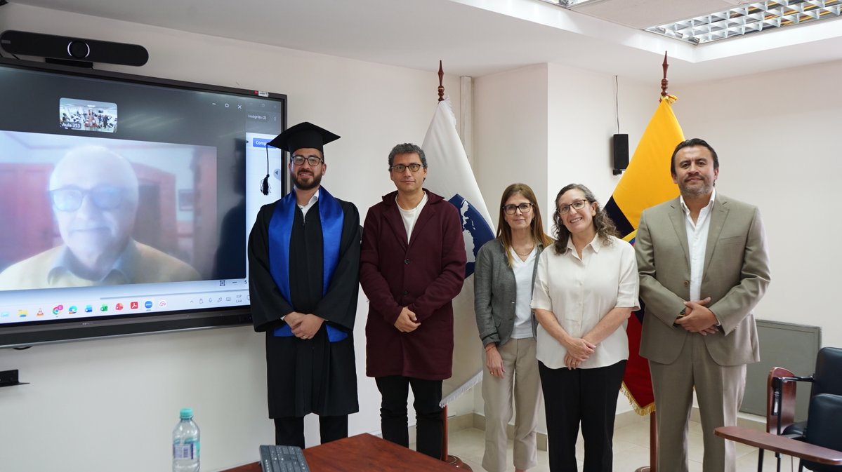FLACSOec's tweet photo. 🎓👏 Felicitamos a Darío Toscano Torres, quien defendió su tesis del programa doctoral en Desarrollo Territorial con el trabajo académico titulado: “Territorialidades del siglo XXI: repensando el sacrificio territorial en la edad digital desde un enfoque antropológico. El caso de la megaminería en Ecuador”. La tesis fue dirigida por Gustavo Durán, profesor investigador de FLACSO Ecuador.

Más información: https://t.co/RPiDCnRnly

#Doctorado #DesarrolloTerritorial #CienciasSociales #FLACSOEcuador #AlumnosExtraordinarios