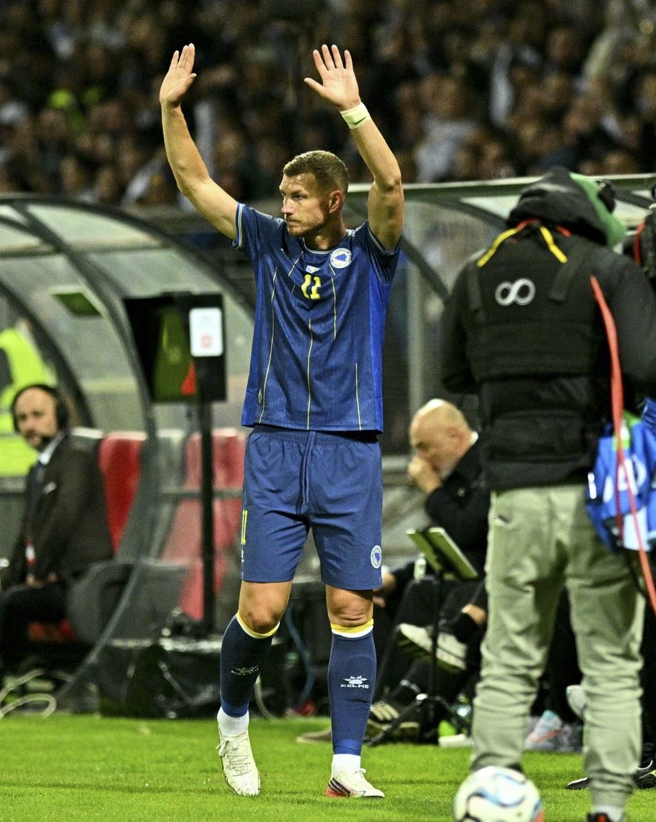 DzekoDynasty's tweet photo. The reason I started watching football 

He gave everything to this nation for over 20 years 

Unbelievable player but an even better person

And nobody will ever be greater

Hvala ti Edine 🇧🇦❤️ https://t.co/UZUE5I8zwl