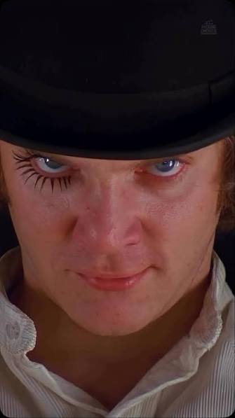 LessMexia's tweet photo. @moviesfilmz La naranja mecánica. 
La escena de "Singin' in the Rain" en la casa y el tratamiento Ludovico con los ojos abiertos te dejan un nudo en el estómago. https://t.co/UF2rNePv3d