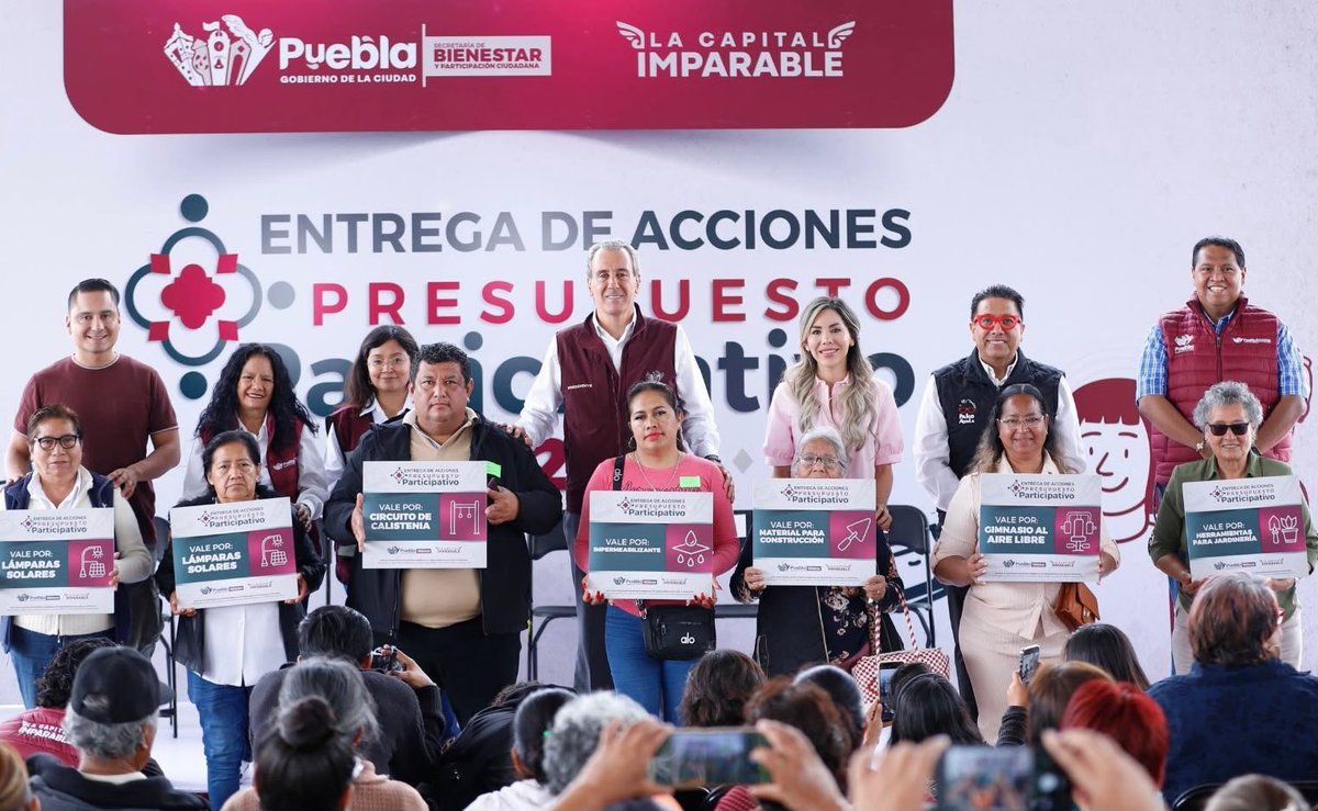 TELE_URBAN's tweet photo. 🟢🏘️ El alcalde de Puebla, @pepechedrauimx , destacó que con el Presupuesto Participativo las y los vecinos deciden qué necesitan sus Unidades Habitacionales y trabajan en equipo para hacerlo realidad.

✅ Dijo que se entregan apoyos como lámparas solares, pintura e impermeabilizantes para mejorar los espacios comunes.