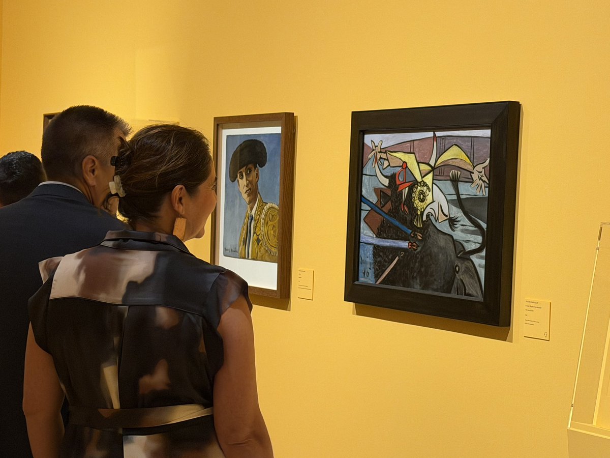 thyssenmalaga's tweet photo. Inauguramos “¡Olé! El mito de lo español a través de Andalucía”, la nueva exposición temporal del Museo Carmen Thyssen Málaga.

La presentación de esta muestra, que reúne 75 obras de 52 artistas para
explorar la construcción visual del mito identitario de España a partir del folclore andaluz, ha contado con la participación de Lourdes Moreno, directora del Museo Carmen Thyssen Málaga, y José María Luna, en representación de Fundación Unicaja.

Goya, Sorolla, Picasso, Romero de Torres, Zuloaga, Saura, Barceló, Bacon o Equipo Crónica, entre muchos otros, forman parte de este recorrido por el imaginario de lo español.

“¡Olé!” abre sus puertas mañana, 3 de octubre.

La exposición cuenta con el patrocinio de Fundación Unicaja. @FundUnicaja