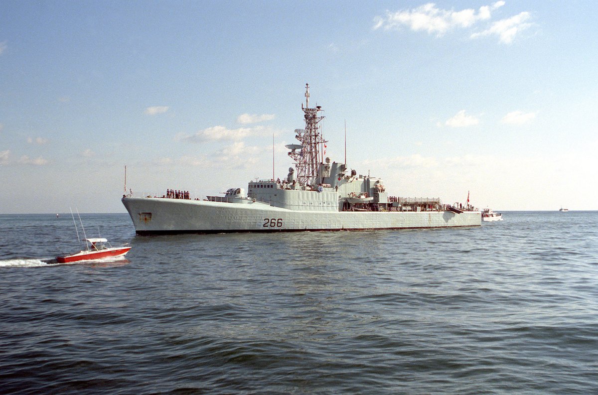 ReadyAyeReady's tweet photo. The Canadian Navy destroyer HMCS Nipigon (DDH 266) entering Port Everglades, Florida (USA), in 1993. The Nipigon was serving with NATO's Standing Naval Force Atlantic. Photo: OS2 John Bouvia, USN, Wikimedia Commons #RCN https://t.co/xDEDih7Jrt