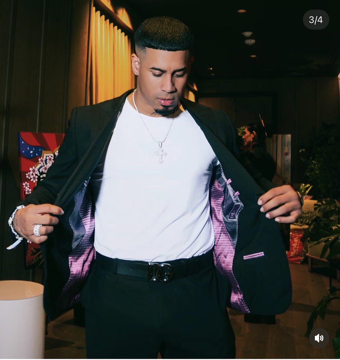 dermirodriguez's tweet photo. Mi santo se veía lindo anoche con ese flow 😮‍💨😍

Y con su traje de violeta 💜 is todo. Yo digo que ese es el color de su suerte porque cuando lo lleva puesto le pasan cosas buenas 🤎🦍✍🏻

#elmanicomio https://t.co/kkgKorANKP