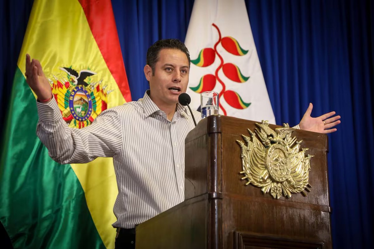 SputnikMundo's tweet photo. 🇧🇴🚔🚨 "Temo por mi vida", dice el vicepresidente de Bolivia tras presunto caso en su contra

🇪🇸 Desde España, donde participa en un foro iberoamericano, Edmand Lara denunció que, presuntamente, el jefe de Inteligencia de la Policía boliviana, Marcelo Ferrufino, estaría orquestando pesquisas falsas para detenerlo ilegalmente.

🗣 "Temo por mi integridad física y por mi vida. En este panorama incierto, he recibido advertencias provenientes del entorno del Órgano Ejecutivo que buscan amedrentarme por mis posiciones en defensa de la Constitución y la democracia", aludió en un comunicado, que fue retomado por medios del país sudamericano.

Asimismo, destacó que, presuntamente las autoridades bolivianas, encabezadas por Ferrufino, "estarían planteando la siembra de pruebas falsas para involucrarme en hechos ilícitos que jamás he cometido. Se trataría de un montaje con fines políticos para acallarme".

⚠️ Esto ocurre en un momento de fuerte tensión en Bolivia, generado tras el arresto del ahora exfiscal general del Estado, Roger Mariaca, quien está acusado de liderar una organización criminal.