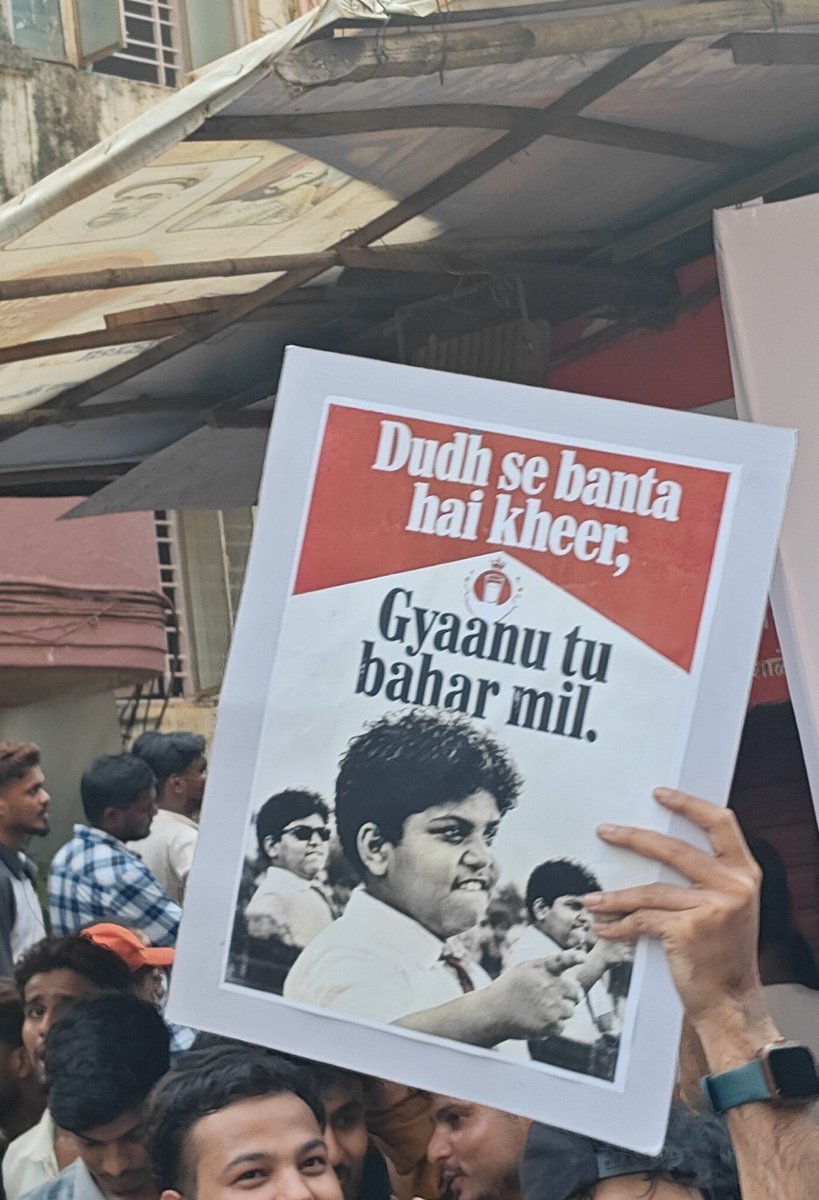 Janhvi_s_files's tweet photo. Posters at Mumbai Protest Today 😂😂😂 https://t.co/PiWCmWS4N1