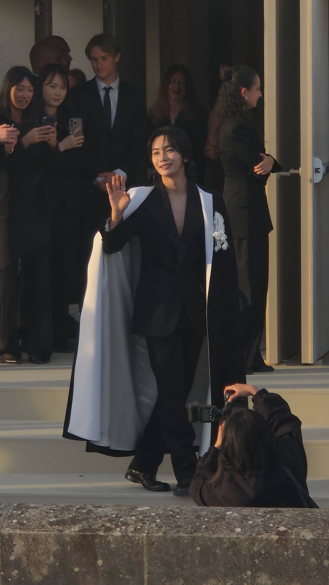 jeonghannisms's tweet photo. THIS JEONGHAN PHOTO OH MY GOD https://t.co/DGX8OaCC4a
