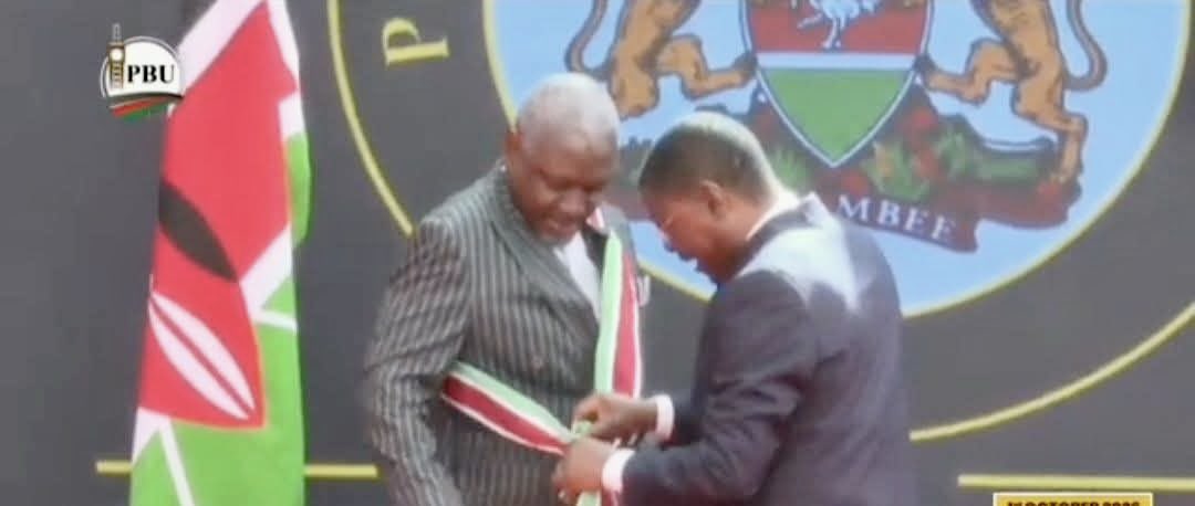 OAmollo's tweet photo. For my contribution in Drafting the Constitution, I was awarded an EBS IN 2010. For my various contributions in &amp; out of Parliament, as 1st Ombudsman, as Senior Counsel, &amp; as MP , over the last 16 Years, I was awarded a CBS. I thank the Almighty for His Mercies🙏🏾🙏🏾🙏🏾 https://t.co/Z7pNjskV6B