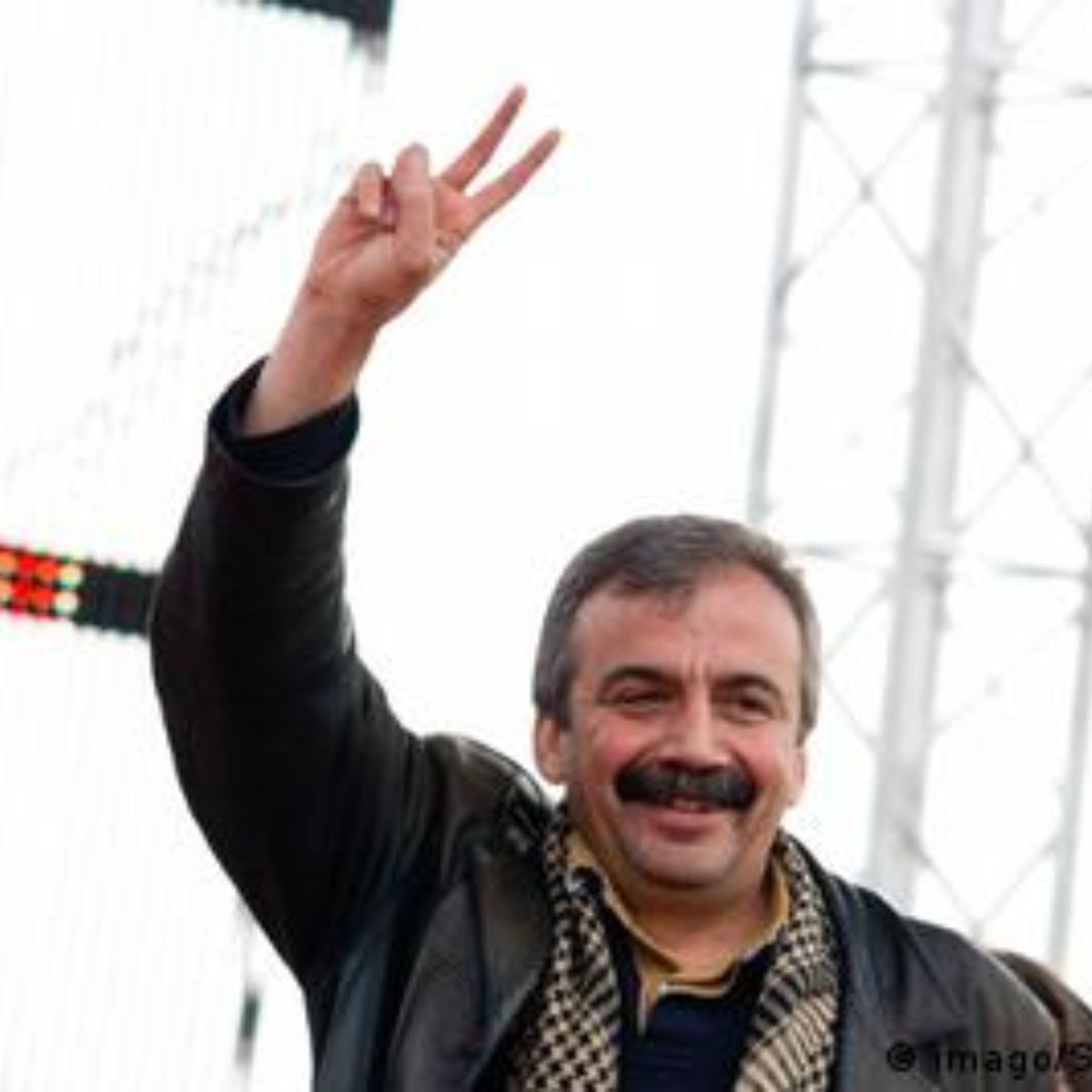 Globalite_TR's tweet photo. Ahmet Mümtaz Taylan: 

"Sırrı Süreyya Önder'in birikimi, donanımı çok zengindi.

Kiminle ne dilde konuşacağını çok iyi bilirdi." https://t.co/h1tIqOy2qF