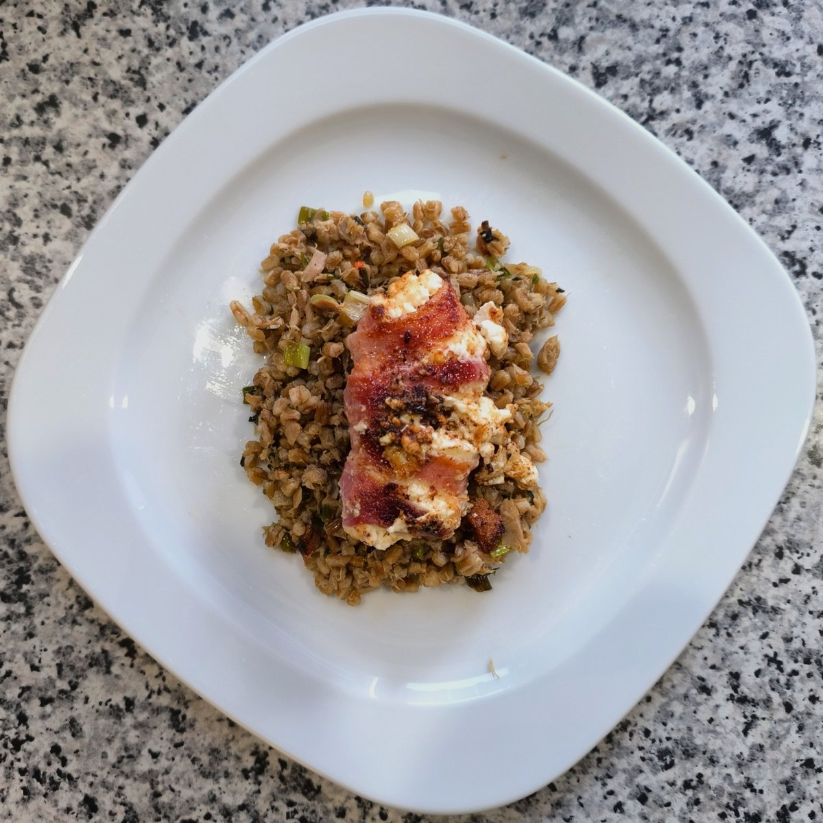 MikeKocht's tweet photo. Einfach, schnell und dennoch fein: #Feta im #Baconmantel
Diesmal auf #Dinkelreis mit #Jungzwiebel, #Petersilie und #Thunfisch
Salat passt natürlich immer dazu, bringt noch Frische in die Mahlzeit
https://t.co/2tnwb20EPB https://t.co/PWChTuLNQw
