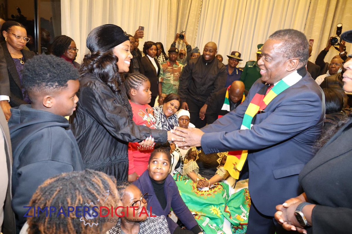 HeraldZimbabwe's tweet photo. PRESIDENT CONSOLES CHIVAYO'S CHILDREN

President Mnangagwa consoles the late businessman Mr Wicknell Chivayo's children and their mother Sonja Madzikanda at the family home in Harare.
📸: Presidential Photographer John Manzongo https://t.co/nGAFBV9vb5