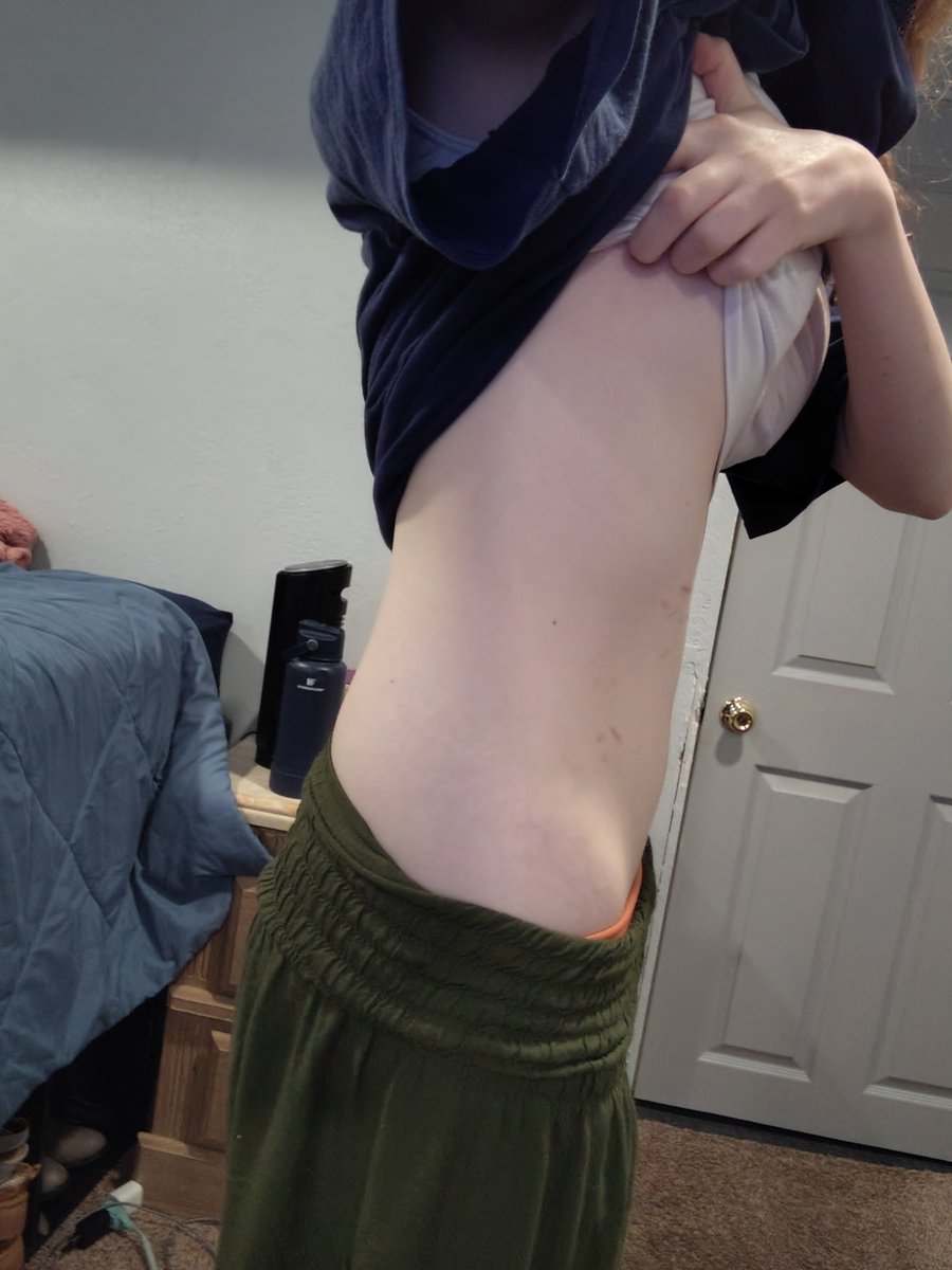 Fatal_angel488's tweet photo. #Ed #Edr-twt #moots #edtwt #bodycheck day five of posting bodychecks everyday until I reach my  
ignore my messy room hahha https://t.co/b4OMa3VPdF