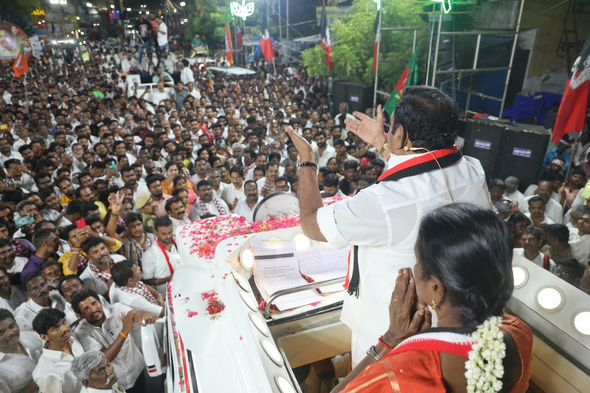 AIADMKOfficial's tweet photo. மாண்புமிகு கழகப் பொதுச் செயலாளர் புரட்சித் தமிழர் திரு. @EPSTamilNadu
அவர்கள்,

தாராபுரம் சட்டமன்ற தொகுதி,  தாராபுரம் காவல் நிலையம் அருகில் கழக வெற்றி வேட்பாளர் திருமதி. K. பானுமதி அவர்களுக்கு “இரட்டை இலை” சின்னத்தில் வாக்கு சேகரித்தார்கள்.

#வெல்லட்டும்_இரட்டைஇலை 🌱
#AIADMK #Dharapuram #ByeElections
