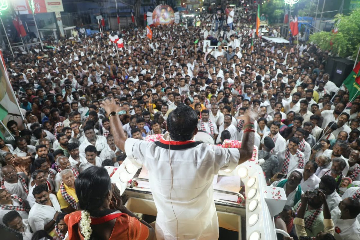 AIADMKOfficial's tweet photo. மாண்புமிகு கழகப் பொதுச் செயலாளர் புரட்சித் தமிழர் திரு. @EPSTamilNadu
அவர்கள்,

தாராபுரம் சட்டமன்ற தொகுதி,  தாராபுரம் காவல் நிலையம் அருகில் கழக வெற்றி வேட்பாளர் திருமதி. K. பானுமதி அவர்களுக்கு “இரட்டை இலை” சின்னத்தில் வாக்கு சேகரித்தார்கள்.

#வெல்லட்டும்_இரட்டைஇலை 🌱
#AIADMK #Dharapuram #ByeElections