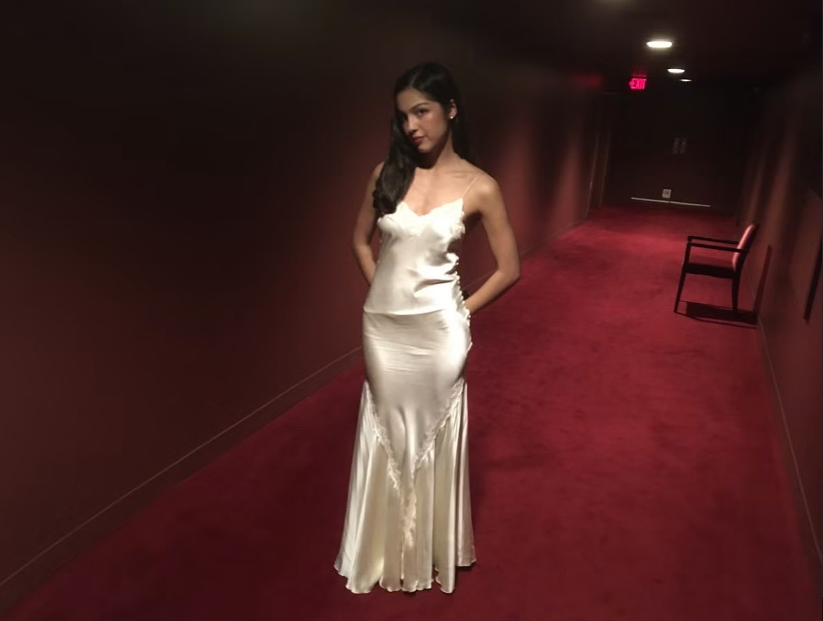 chenslivia's tweet photo. is she using an old iphone to take these https://t.co/aDRgHE73zU