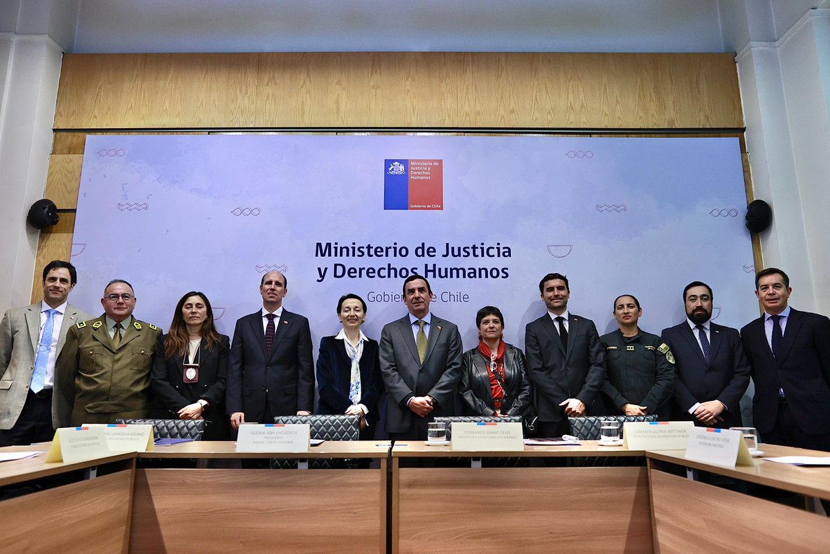 martinarrau's tweet photo. Participé junto al subsecretario de Prevención del Delito, Gonzalo Guerrero, en una nueva sesión de la Comisión Nacional de Justicia Penal, instancia encabezada por el ministro de Justicia y Derechos Humanos, Fernando Rabat.

Junto a representantes de la Corte Suprema, Ministerio Público, Defensoría, Carabineros de Chile, Policía de Investigaciones y Gendarmería, abordamos materias relevantes para el funcionamiento del sistema penal.

La seguridad exige coordinación entre todas las instituciones del Estado. Seguimos trabajando para fortalecer la respuesta del sistema de justicia frente al delito y avanzar hacia un Chile con mayor seguridad y orden.