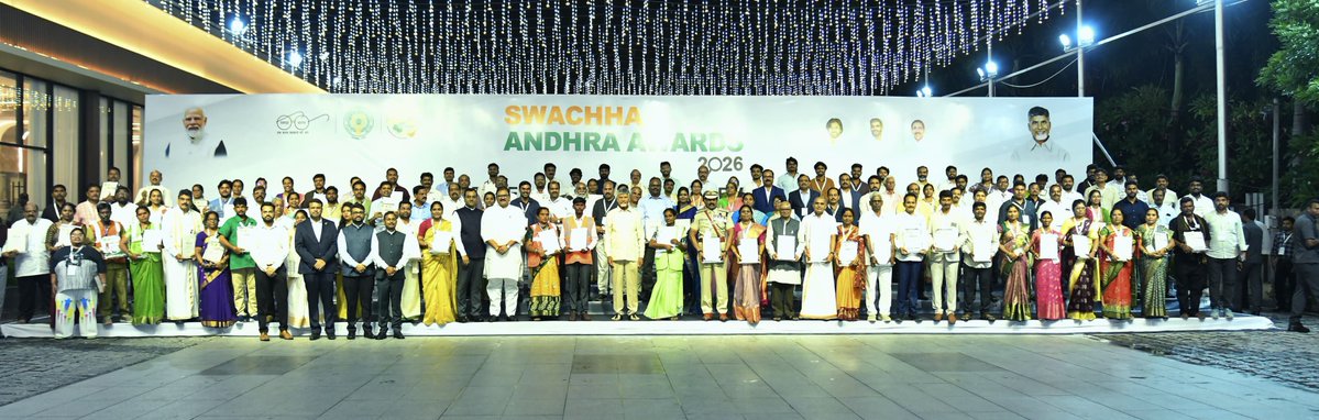 ncbn's tweet photo. విజయవాడలో జరిగిన స్వర్ణాంధ్ర–స్వచ్ఛాంధ్ర అవార్డ్స్‌–2026 కార్యక్రమంలో పాల్గొనడం సంతోషాన్నిచ్చింది. స్వచ్ఛత కోసం కృషి చేసి అవార్డులు దక్కించుకున్న వారికి అభినందనలు. స్వచ్ఛత అంటే పరిసరాలను శుభ్రంగా ఉంచడంతోపాటు... మన ఆరోగ్య��, ఆలోచనలు, జీవన విధానంలోనూ స్వచ్ఛతను పాటించాలి. నదులను పరిరక్షించాలి. పచ్చదనాన్ని పెంచాలి. ప్రజల భాగస్వామ్యంతో స్వచ్ఛాంధ్రను, స్వర్ణాంధ్రను నిర్మిద్దాం.
#SwachhaAndhraAwards2026