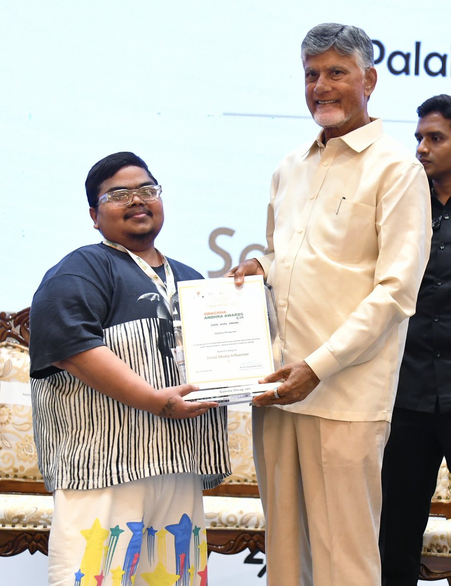 ncbn's tweet photo. విజయవాడలో జరిగిన స్వర్ణాంధ్ర–స్వచ్ఛాంధ్ర అవార్డ్స్‌–2026 కార్యక్రమంలో పాల్గొనడం సంతోషాన్నిచ్చింది. స్వచ్ఛత కోసం కృషి చేసి అవార్డులు దక్కించుకున్న వారికి అభినందనలు. స్వచ్ఛత అంటే పరిసరాలను శుభ్రంగా ఉంచడంతోపాటు... మన ఆరోగ్య��, ఆలోచనలు, జీవన విధానంలోనూ స్వచ్ఛతను పాటించాలి. నదులను పరిరక్షించాలి. పచ్చదనాన్ని పెంచాలి. ప్రజల భాగస్వామ్యంతో స్వచ్ఛాంధ్రను, స్వర్ణాంధ్రను నిర్మిద్దాం.
#SwachhaAndhraAwards2026
