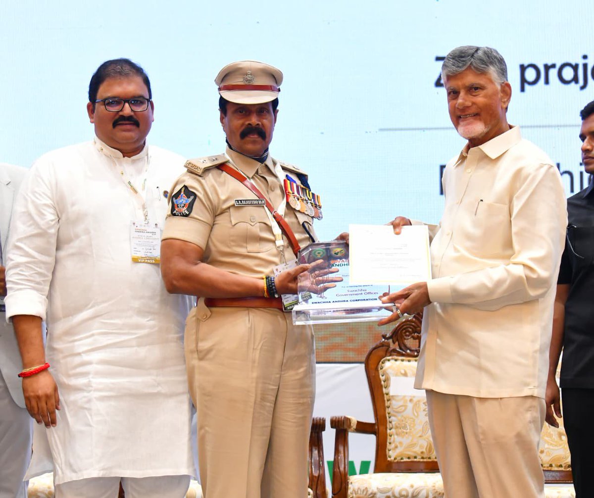 ncbn's tweet photo. విజయవాడలో జరిగిన స్వర్ణాంధ్ర–స్వచ్ఛాంధ్ర అవార్డ్స్‌–2026 కార్యక్రమంలో పాల్గొనడం సంతోషాన్నిచ్చింది. స్వచ్ఛత కోసం కృషి చేసి అవార్డులు దక్కించుకున్న వారికి అభినందనలు. స్వచ్ఛత అంటే పరిసరాలను శుభ్రంగా ఉంచడంతోపాటు... మన ఆరోగ్య��, ఆలోచనలు, జీవన విధానంలోనూ స్వచ్ఛతను పాటించాలి. నదులను పరిరక్షించాలి. పచ్చదనాన్ని పెంచాలి. ప్రజల భాగస్వామ్యంతో స్వచ్ఛాంధ్రను, స్వర్ణాంధ్రను నిర్మిద్దాం.
#SwachhaAndhraAwards2026