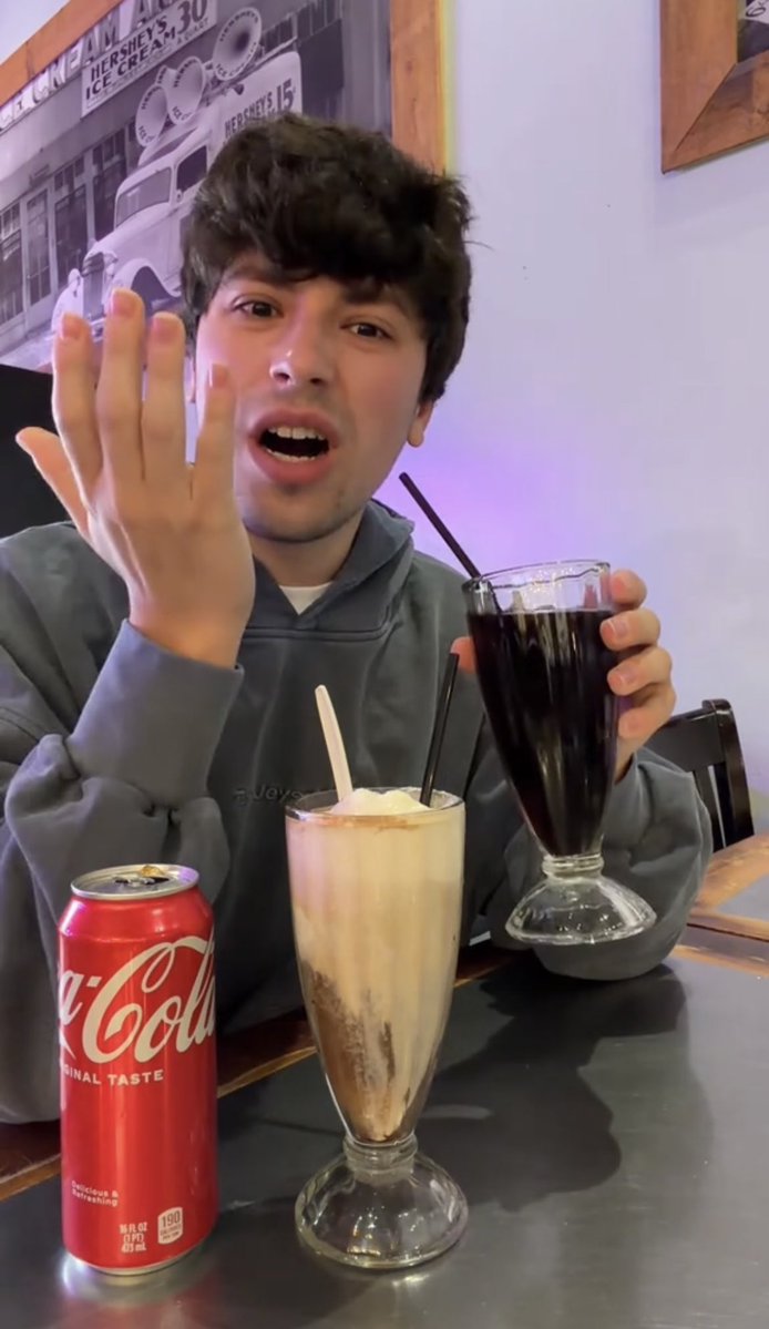 lovesyoutwice's tweet photo. this 29 year old tiktoker still serves food reviews the old fashioned way https://t.co/J3nH34gvoR