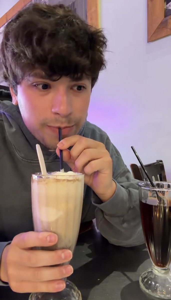 lovesyoutwice's tweet photo. this 29 year old tiktoker still serves food reviews the old fashioned way https://t.co/J3nH34gvoR
